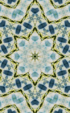 Eski boyanın dokusu ve alçı çatlakları arka planda.