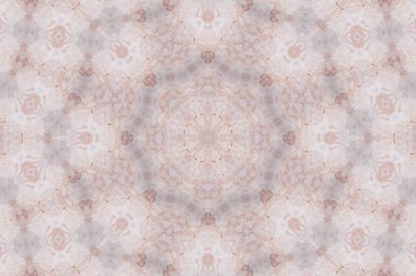 Eski boyanın dokusu ve alçı çatlakları arka planda.