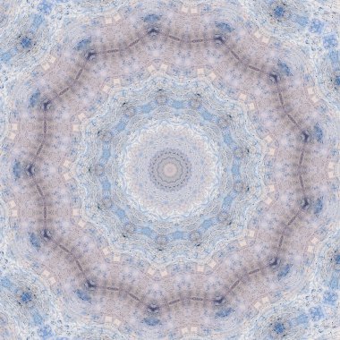 Eski boyanın dokusu ve alçı çatlakları arka planda.