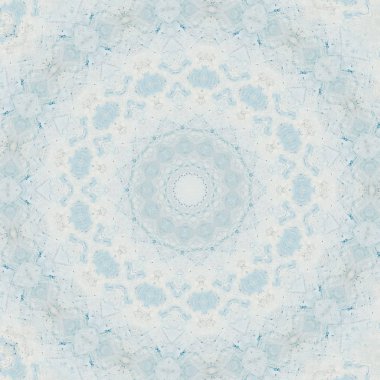 Eski boyanın dokusu ve alçı çatlakları arka planda.