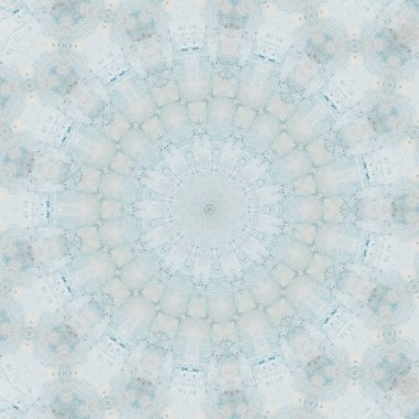 Eski boyanın dokusu ve alçı çatlakları arka planda.