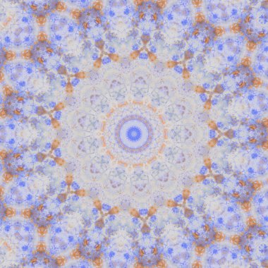 Eski boyanın dokusu ve alçı çatlakları arka planda.