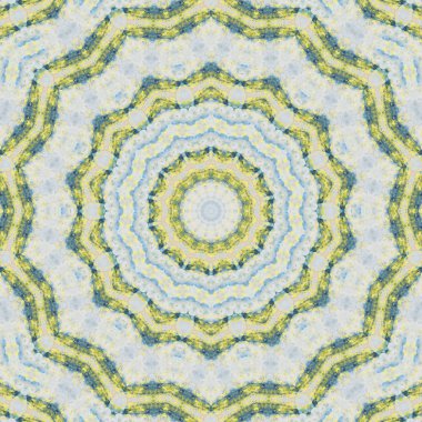 Eski boyanın dokusu ve alçı çatlakları arka planda.