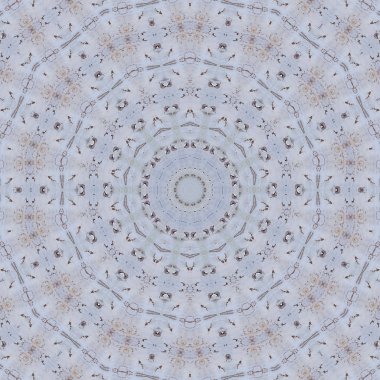 Eski boyanın dokusu ve alçı çatlakları arka planda.