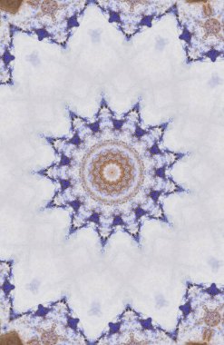 Eski boyanın dokusu ve alçı çatlakları arka planda.