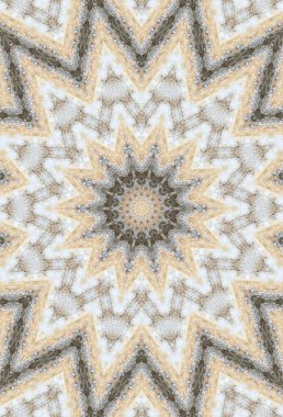 Eski boyanın dokusu ve alçı çatlakları arka planda.