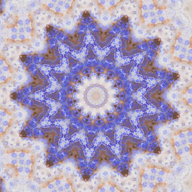 Eski boyanın dokusu ve alçı çatlakları arka planda.