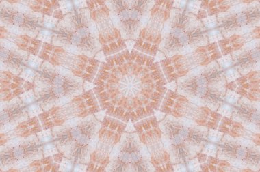 Eski boyanın dokusu ve alçı çatlakları arka planda.