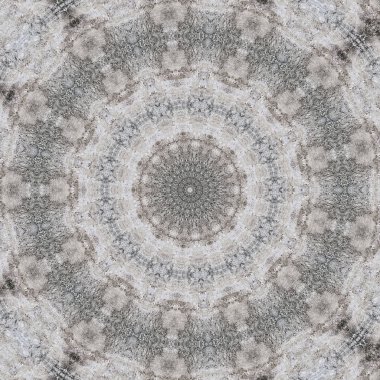 Eski boyanın dokusu ve alçı çatlakları arka planda.