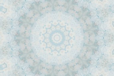 Eski boyanın dokusu ve alçı çatlakları arka planda.