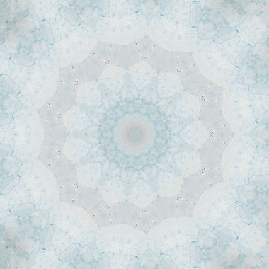 Eski boyanın dokusu ve alçı çatlakları arka planda.