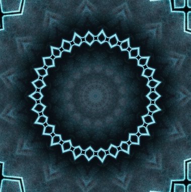 Eski boyanın dokusu ve alçı çatlakları arka planda.