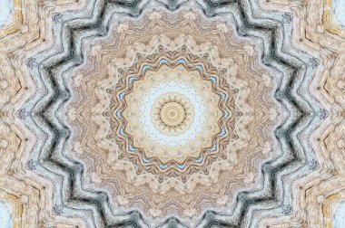 Eski boyanın dokusu ve alçı çatlakları arka planda.