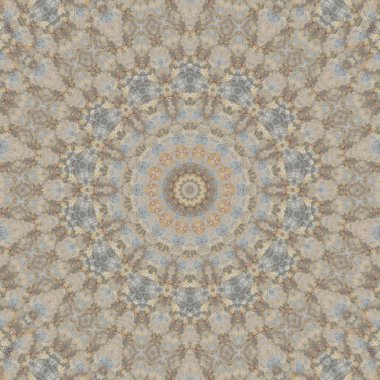 Eski boyanın dokusu ve alçı çatlakları arka planda.