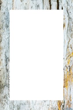 Eski boyanın dokusu ve alçı çatlakları arka planda.