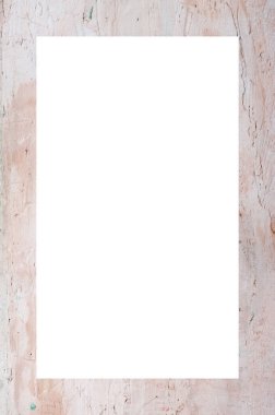 Eski boyanın dokusu ve alçı çatlakları arka planda.