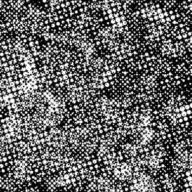 Eski boyanın dokusu ve alçı çatlakları arka planda.