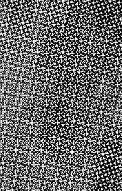 Eski boyanın dokusu ve alçı çatlakları arka planda.