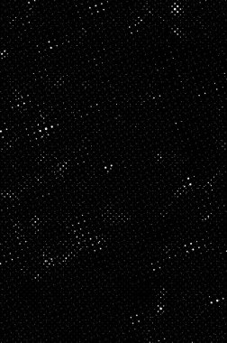 Eski boyanın dokusu ve alçı çatlakları arka planda.