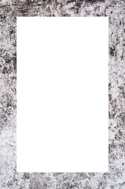 Eski boyanın dokusu ve alçı çatlakları arka planda.