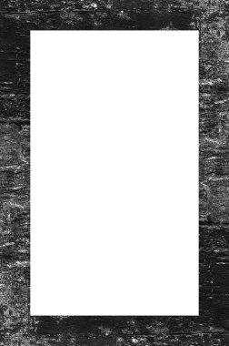 Eski boyanın dokusu ve alçı çatlakları arka planda.