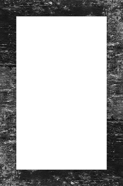 Eski boyanın dokusu ve alçı çatlakları arka planda.