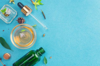 En az stil. Doğal kozmetik, el yapımı, cilt ve vücut bakımı. Kozmetik ambalaj, bitkisel maddeler. Düz yatıyordu.