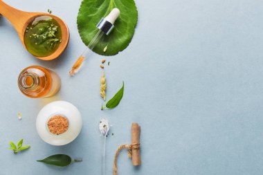 Doğal kozmetik yağlar cilt için hafif bir arka plan üzerinde iyi bak. Homeopatik yağlar, peynir altı suyu, süt, sabun. Güzellik blogger kavramı.