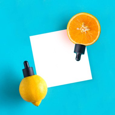 Metafor, şişe serum, narenciye yağda, portakal, limon ile. Aromaterapi ve kozmetik C vitamini kavramı.