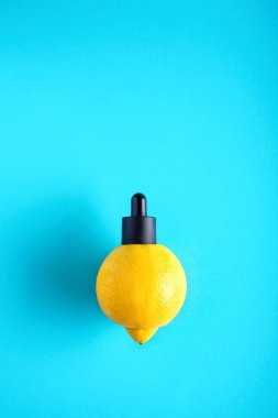 Metafor, şişe ile peynir altı suyu, limon tereyağı. Aromaterapi ve kozmetik C vitamini kavramı.