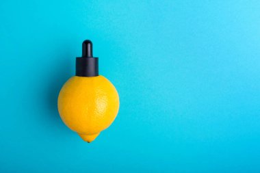 Metafor, şişe ile peynir altı suyu, limon tereyağı. Aromaterapi ve kozmetik C vitamini kavramı.