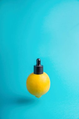 Metafor, şişe ile peynir altı suyu, limon tereyağı. Kozmetik ve aromaterapi havaya yükselme C vitamini kavramı.