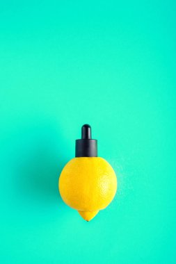 Metafor, şişe ile peynir altı suyu, limon tereyağı. Aromaterapi ve kozmetik C vitamini kavramı