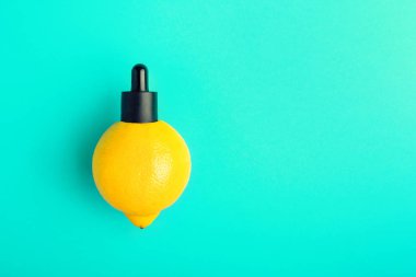 Metafor, şişe ile peynir altı suyu, limon tereyağı. Aromaterapi ve kozmetik C vitamini kavramı.