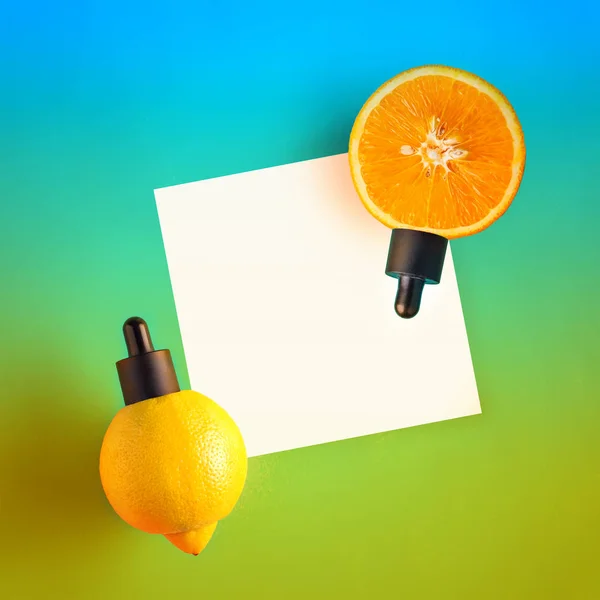 Metáfora, garrafa com soro, óleo em citrinos, laranja, limão. O conceito de vitamina C em cosméticos e aromaterapia — Fotografia de Stock