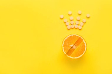 Sağlıklı beslenme kavramı. C vitamini vitaminler arasında kral gibi ana vitamindir. Fitness, düz yatıyordu