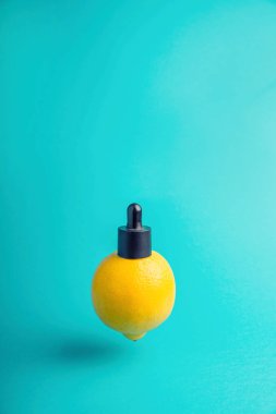 Metafor, şişe ile peynir altı suyu, limon tereyağı. Kozmetik ve aromaterapi havaya yükselme C vitamini kavramı
