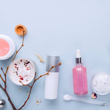 Organik bio kozmetik bitkisel maddeler ile. Doğal yağlar, serum ayıklar. Alanı, düz yatıyordu, en iyi görünümü kopyalayın