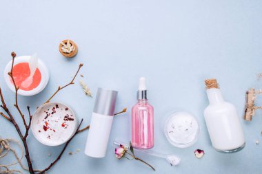 Organik bio kozmetik bitkisel maddeler ile. Doğal yağlar, serum ayıklar. Alanı, düz yatıyordu, en iyi görünümü kopyalayın