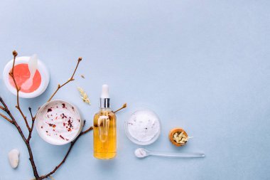 Organik bio kozmetik bitkisel maddeler ile. Amber, altın yağlar, serum doğal özü. Kopya alanı