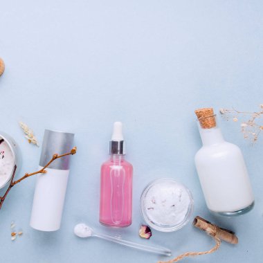 Organik bio kozmetik bitkisel maddeler ile. Doğal yağlar, serum ayıklar. Alanı, düz yatıyordu, en iyi görünümü kopyalayın