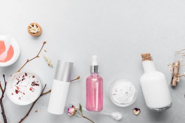 Organik bio kozmetik bitkisel maddeler ile. Doğal yağlar, serum ayıklar. Alanı, düz yatıyordu, en iyi görünümü kopyalayın