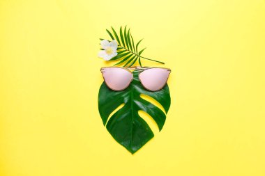Tropikal plaj kavramı. Moda hippi Monstera trendy gözlük. Yaratıcı poster parlak sarı olur. kopya alanı