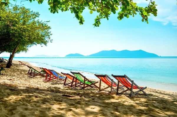 Sahilde üst üste boş yataklar vardır. Denizin üzerinde yer bronzlaşma