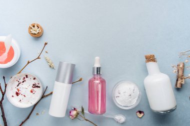 Organik bio kozmetik bitkisel maddeler ile. Gül, yağlar, serum doğal özü. Kopya alanı, düz yatıyordu, el yapımı