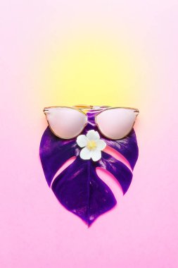 Yaz eğlence kavramı. Trandy hippi canavar pembe gözlüklü. Yaratıcı poster - neon parlak arka plan. Son moda stil