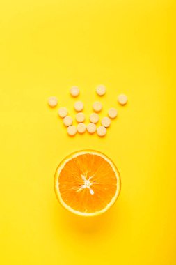 Sağlıklı beslenme, ek kavramı. C vitamini vitaminler arasında kral gibi ana vitamindir. Fitness, düz yatıyordu
