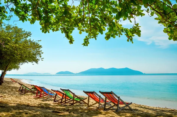 Boş şezlong sahilde gölgede. Cennet Adası Tatil ve dinlenme için.