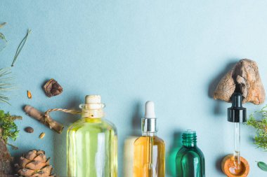 Homeopatik yağlar, bağırsak sağlığı doğal kozmetik, hafif bir arka plan üzerinde cilt bakımı için yağlar için diyet takviyeleri.