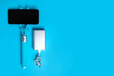 Fotoğraf çekme ve Monopodlar smartphone için selfie ve güç banka ile seyahat için ayarlayın. İzole smartphone ile sopa